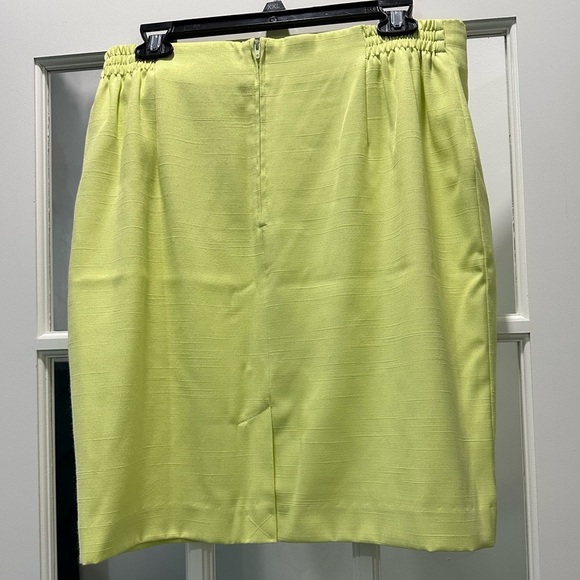 First Issue by Liz Claiborne Elegant Lime Green Skirt - Size 16 - Picture 2 of 6